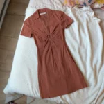 Featured thumbnail for Robe courte avec ouverture à l'avant