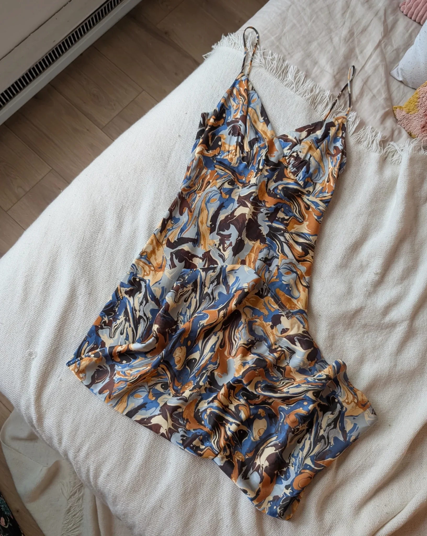 Featured image for Robe midi à motif satiné
