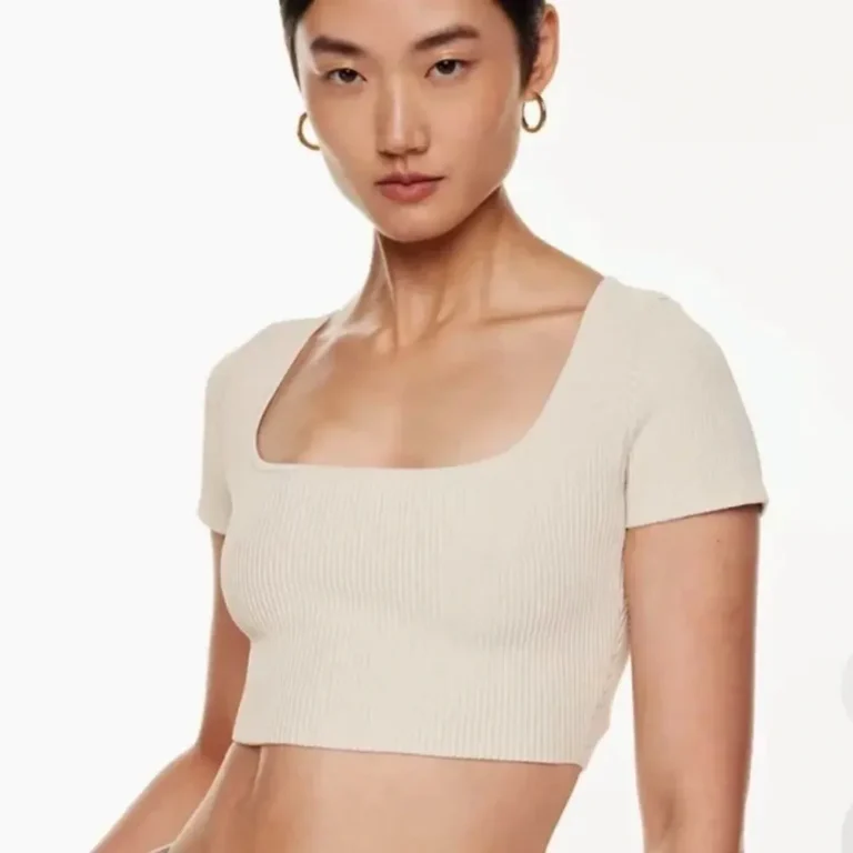 Featured image for Aritzia Babaton sculpt crop scoop neck top