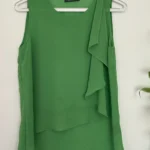 Featured thumbnail for Haut vert à volant asymétrique - Suzy Shier