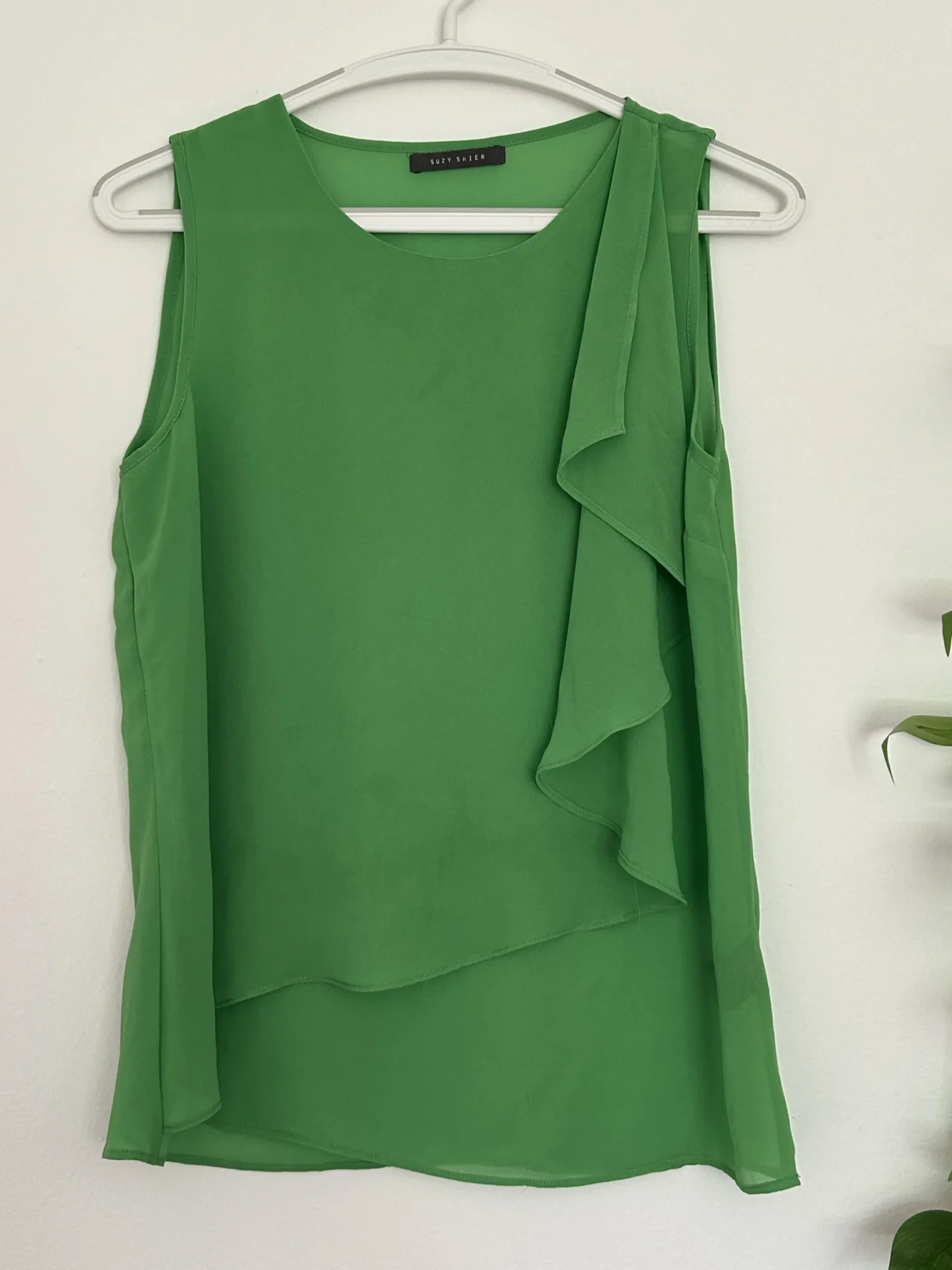 Featured image for Haut vert à volant asymétrique - Suzy Shier
