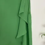 Thumbnail for Haut vert à volant asymétrique - Suzy Shier