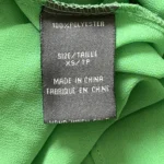 Thumbnail for Haut vert à volant asymétrique - Suzy Shier