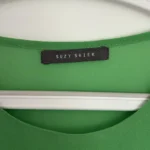 Thumbnail for Haut vert à volant asymétrique - Suzy Shier