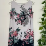 Featured thumbnail for Robe mi-longue sans manches blanche à motifs floraux