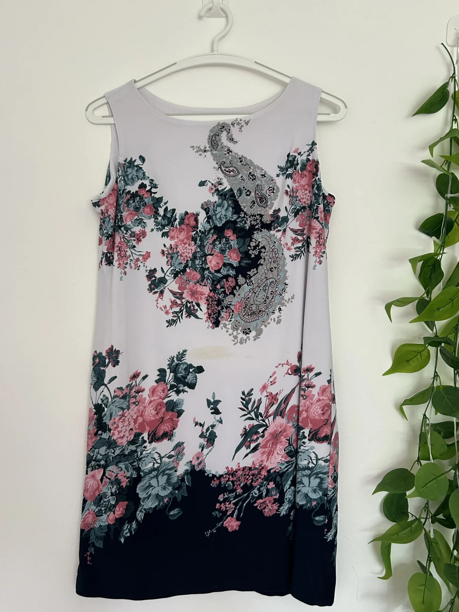 Featured image for Robe mi-longue sans manches blanche à motifs floraux