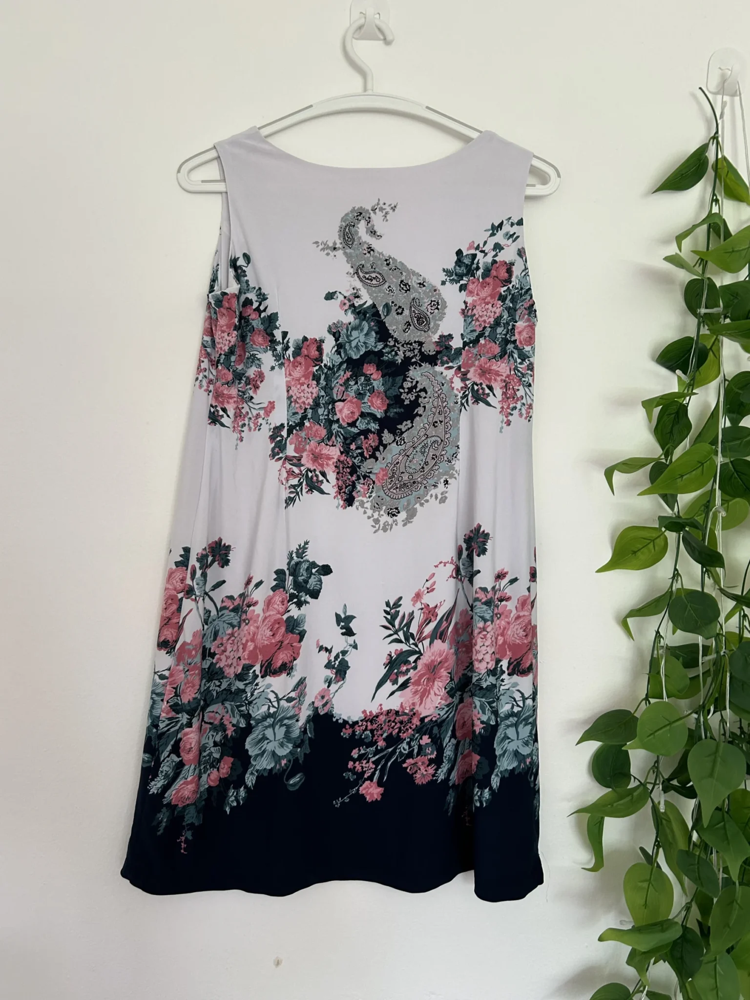 Image for Robe mi-longue sans manches blanche à motifs floraux