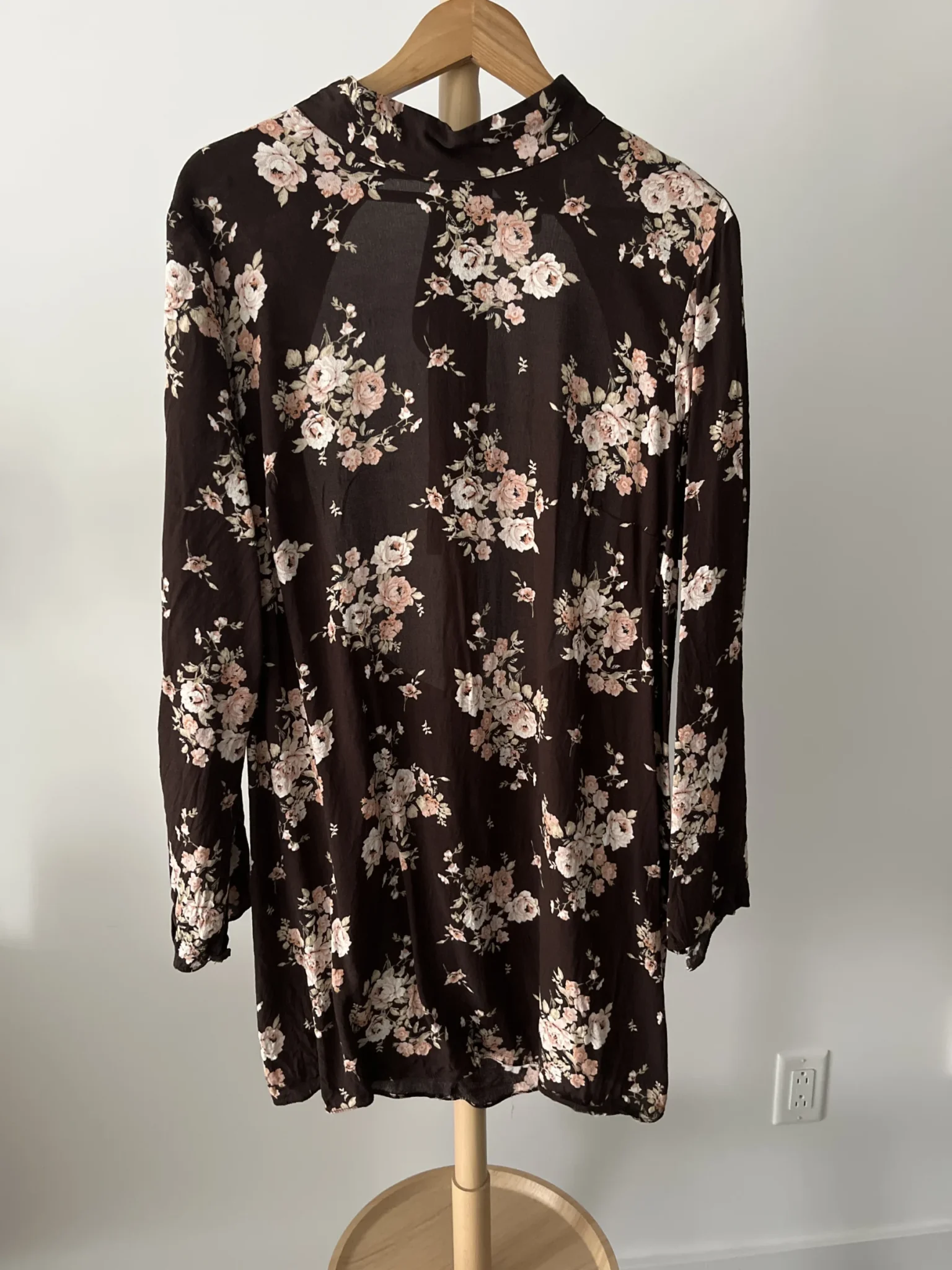 Featured image for Robe-tunique fleurie brune avec dos ouvert