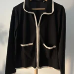 Featured thumbnail for Cardigan noir avec détail et fermeture éclair
