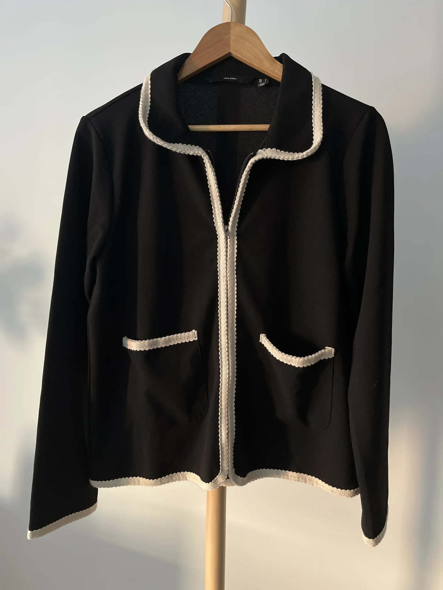 Featured image for Cardigan noir avec détail et fermeture éclair