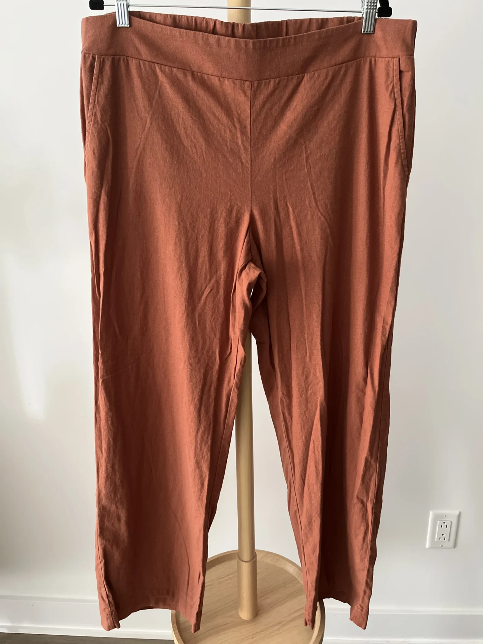 Featured image for Loose-fitting trousers in a linen blend