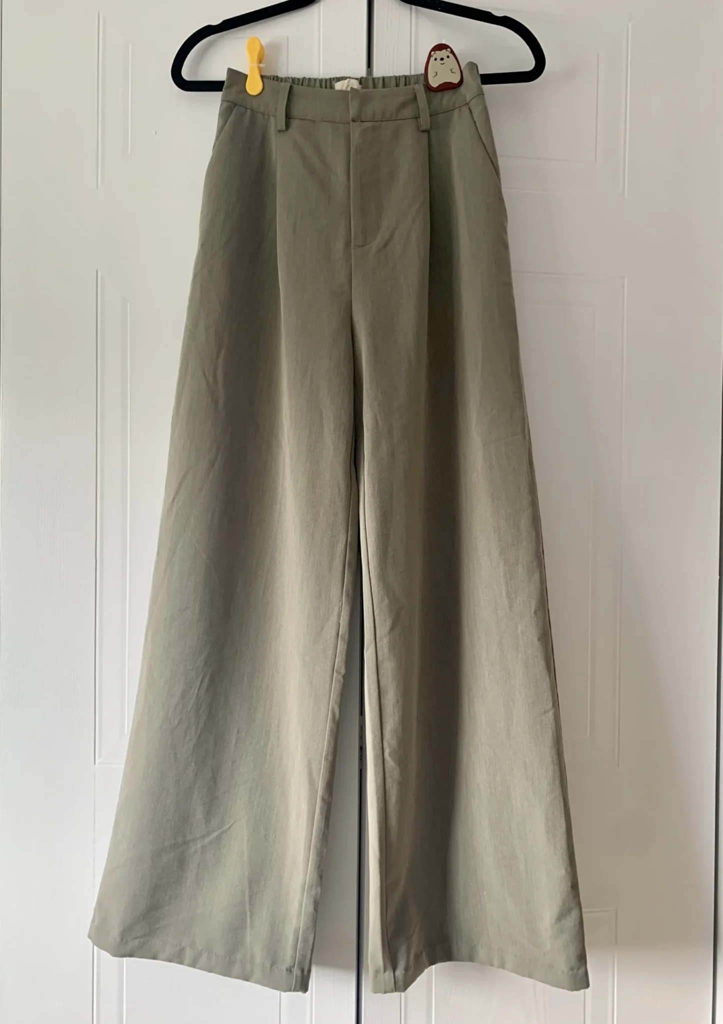 Featured image for Pantalon à jambe large vert sauge