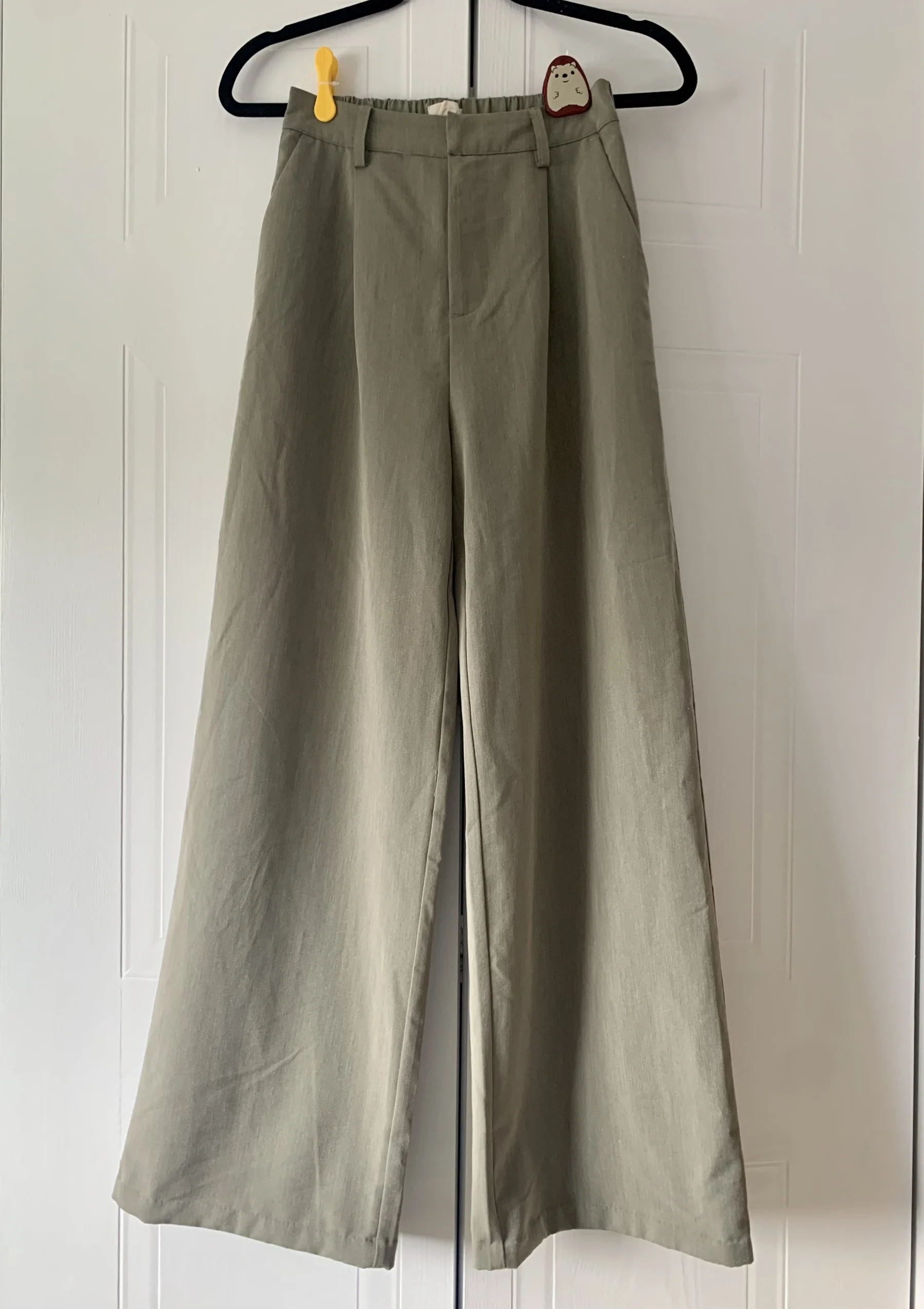 Pantalon à jambe large vert sauge Womance seconde main