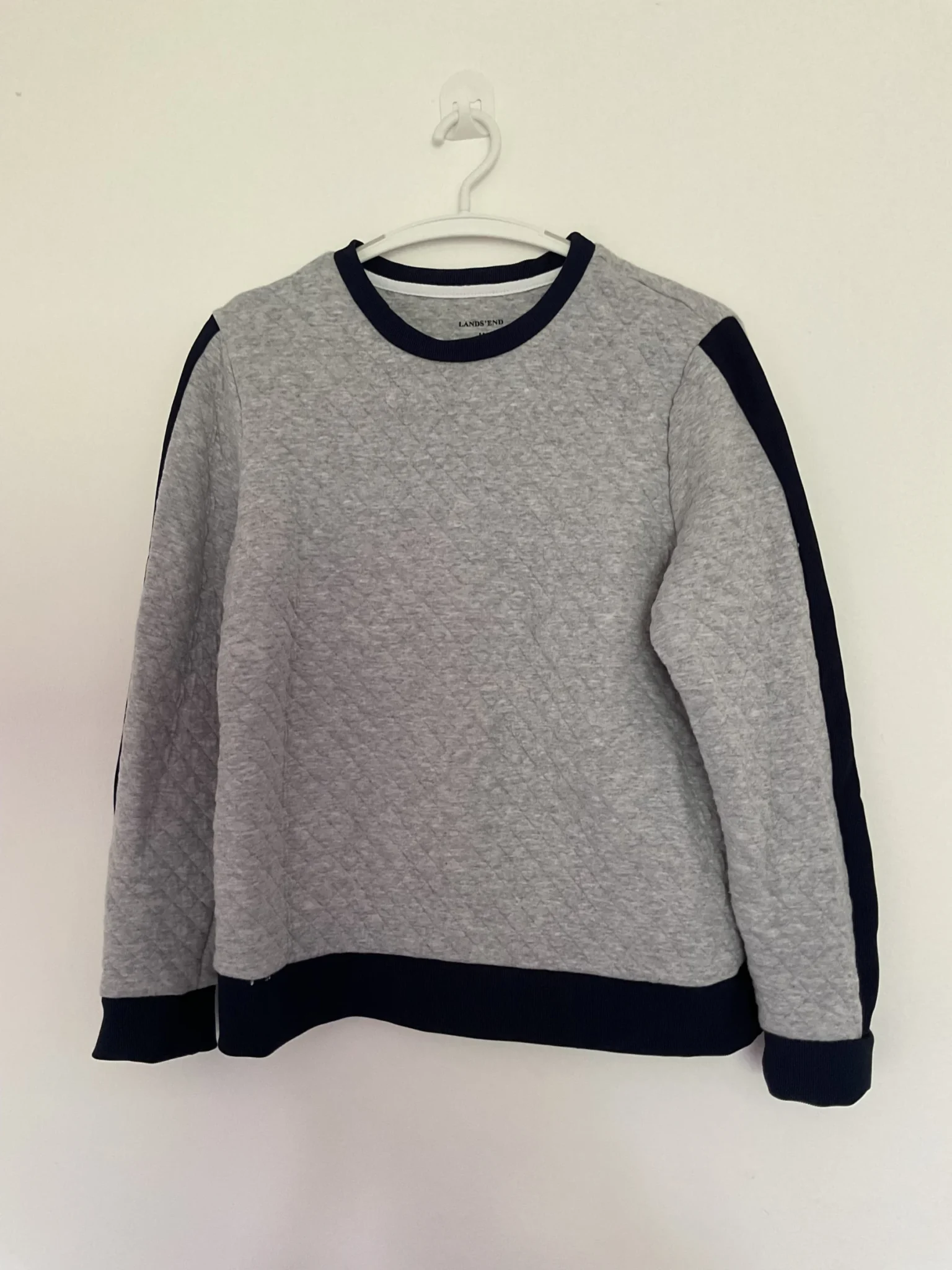 Featured image for Chandail gris et marine Lands' End