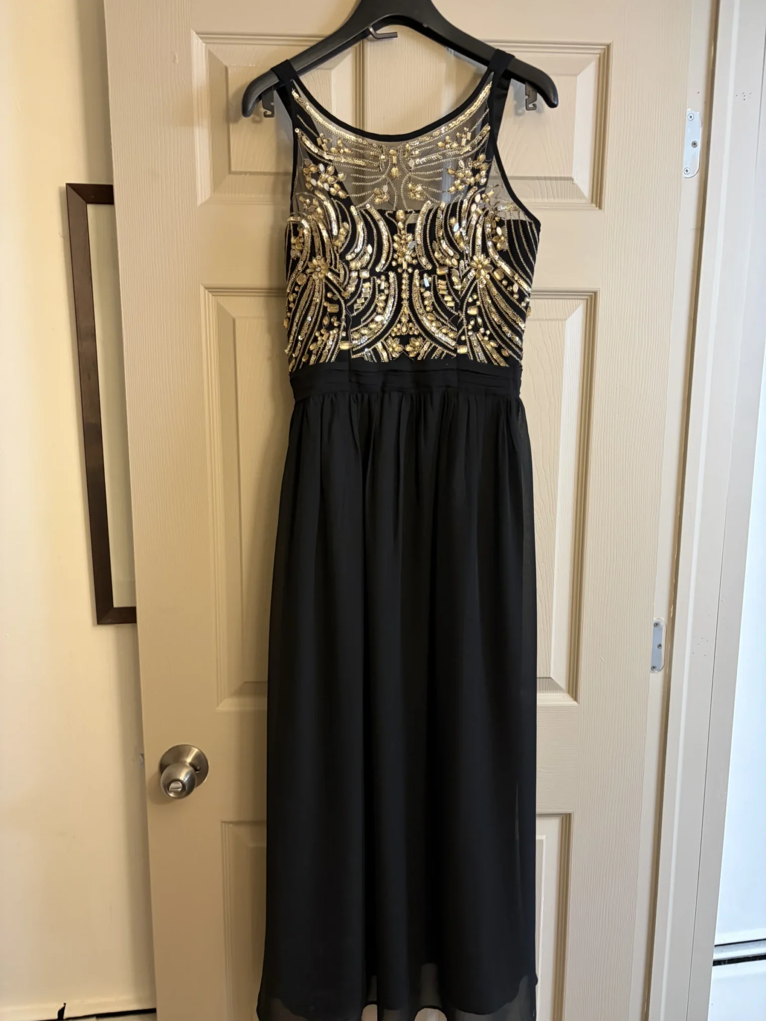 Featured image for Robe de soirée Noire et Dorée strass perles
