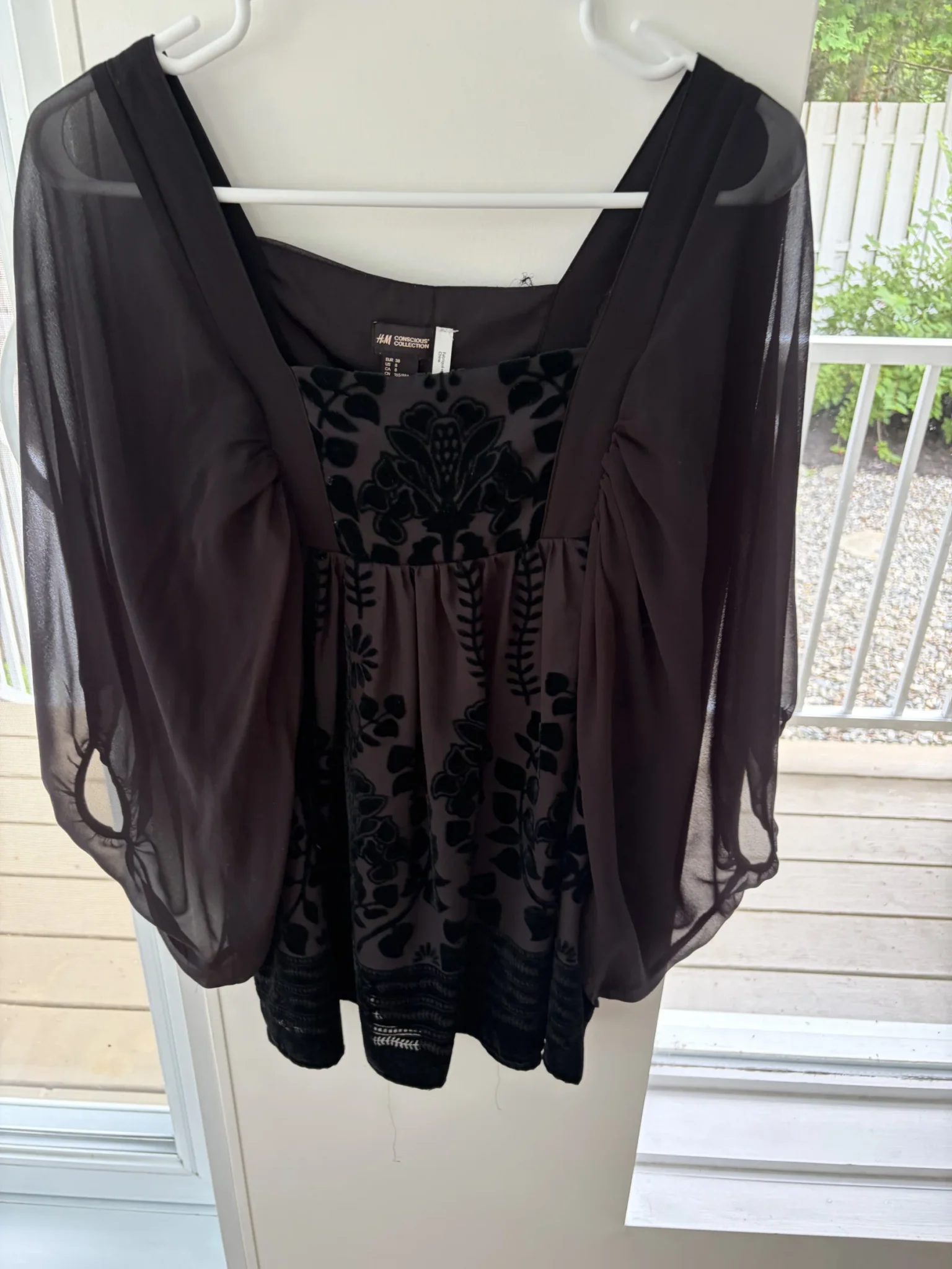 Featured image for Blouse Noire Velours Brodé Manches Transparentes