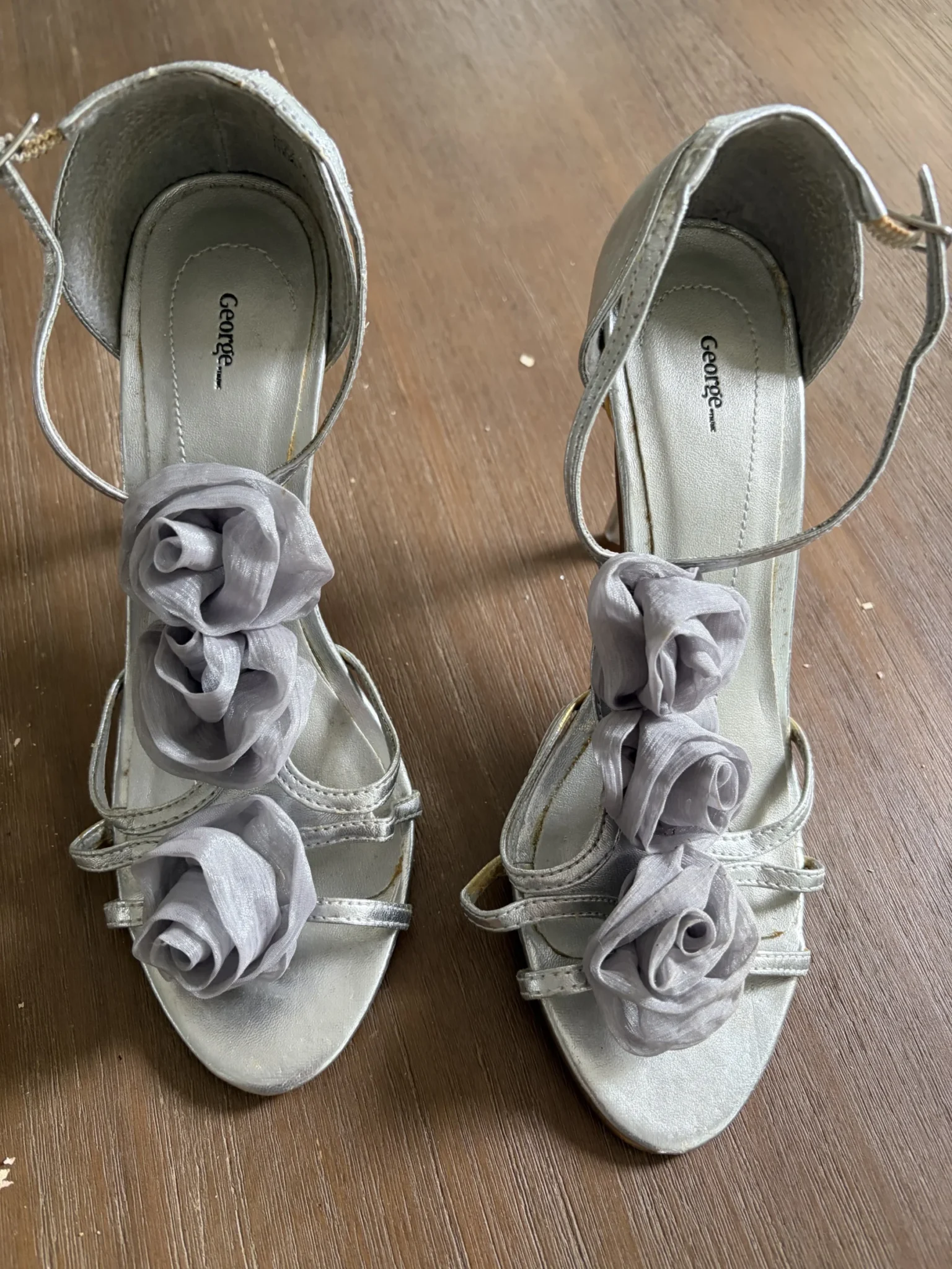 Featured image for George Sandales à talons Argentées avec Fleurs – Neuves