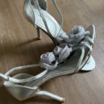 Thumbnail for George Sandales à talons Argentées avec Fleurs – Neuves