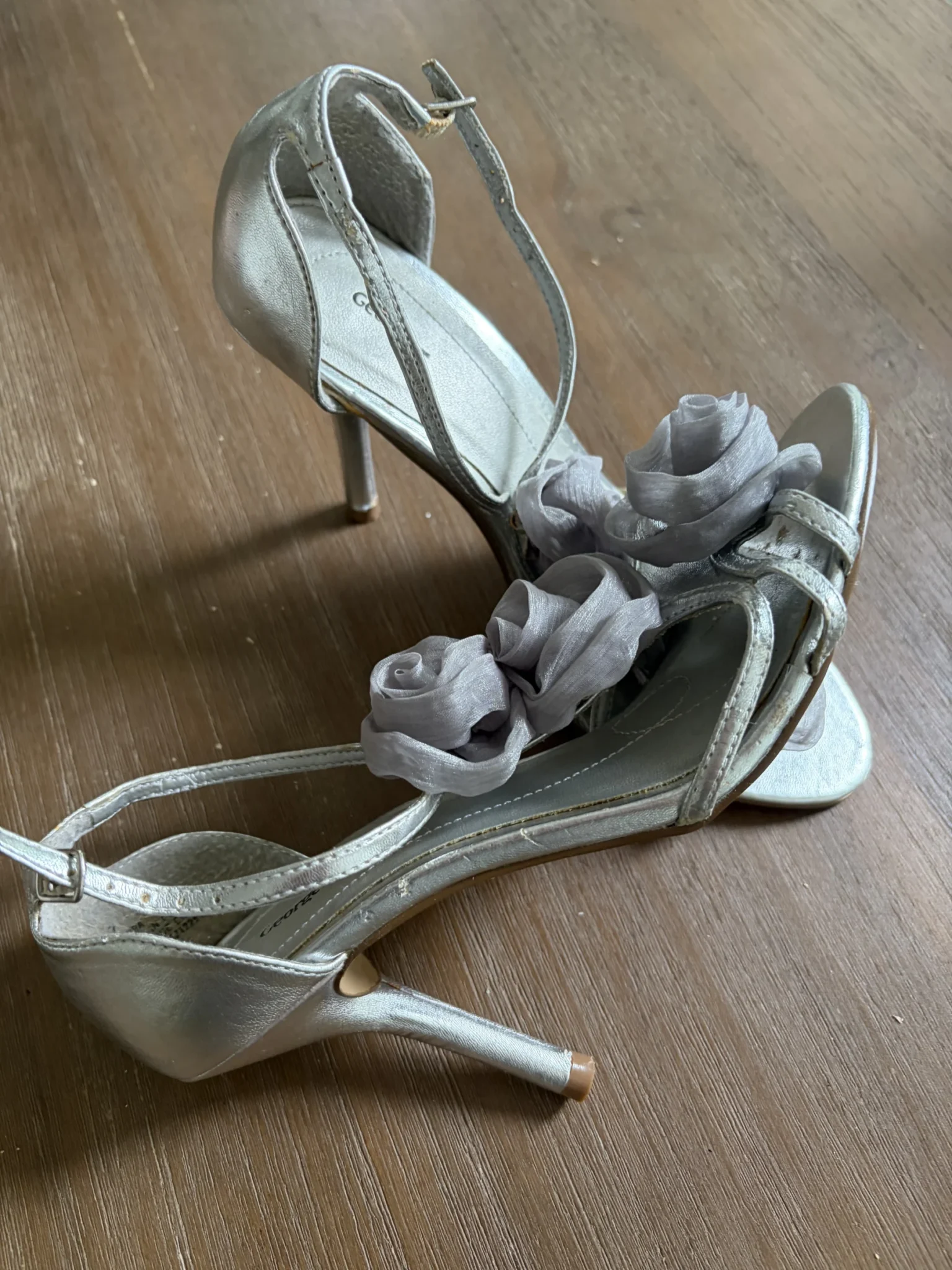 Image for George Sandales à talons Argentées avec Fleurs – Neuves