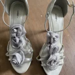 Thumbnail for George Sandales à talons Argentées avec Fleurs – Neuves