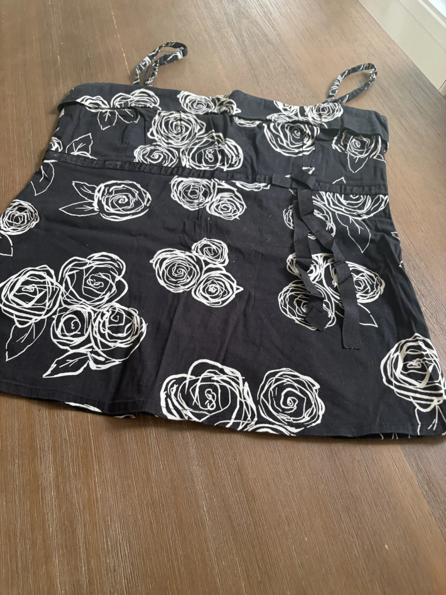 Featured image for Camisole Bustier Noir Motif Roses Blanches H&M – Taille 40