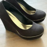 Featured thumbnail for Souliers compensés suède noir et liseré doré Forever 21