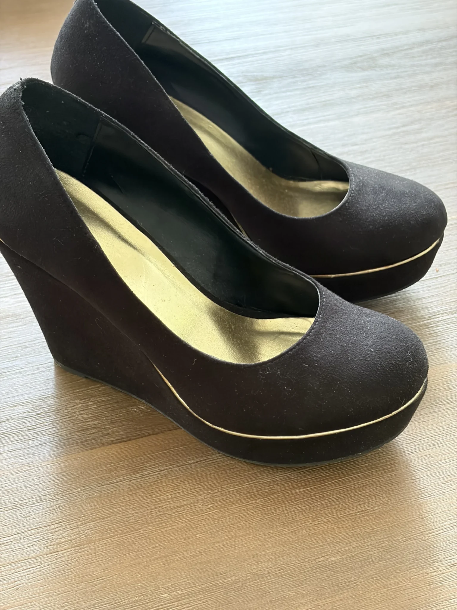 Featured image for Souliers compensés suède noir et liseré doré Forever 21