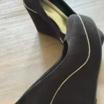 Thumbnail for Souliers compensés suède noir et liseré doré Forever 21