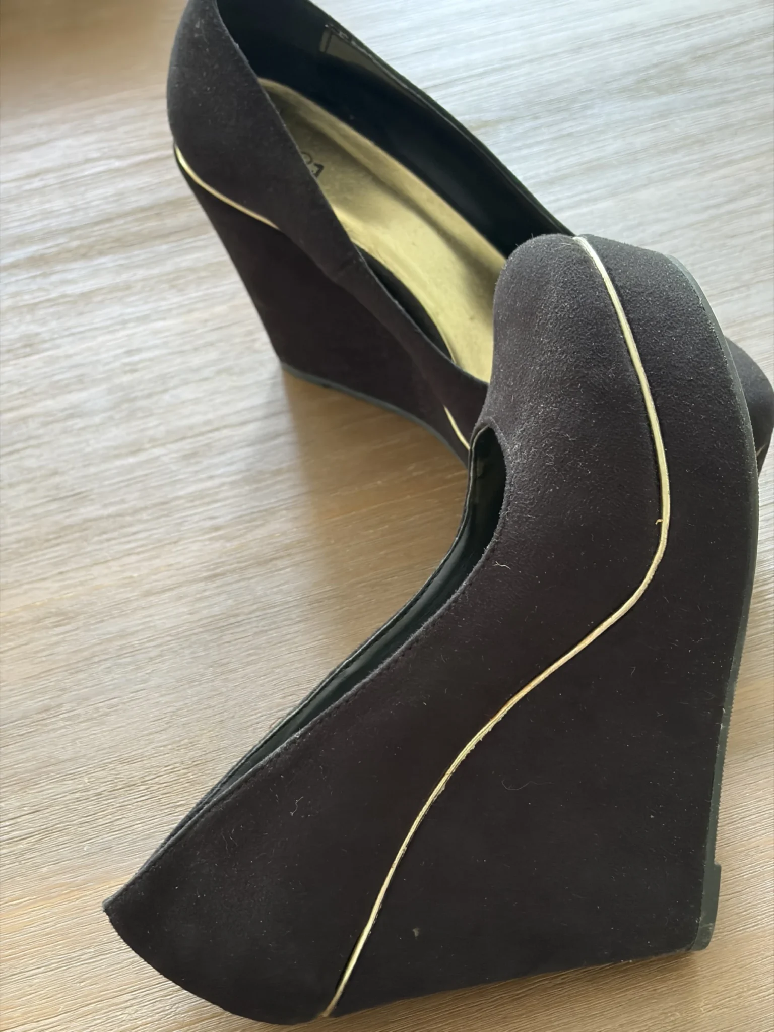 Image for Souliers compensés suède noir et liseré doré Forever 21