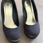 Thumbnail for Souliers compensés suède noir et liseré doré Forever 21