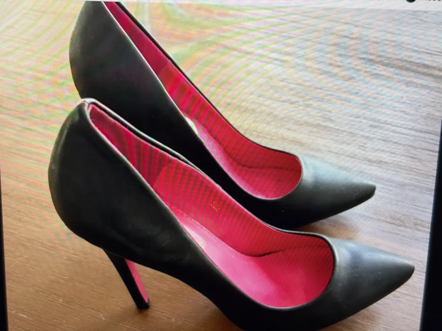 Featured image for Escarpins Noirs Texturés QUEEN VIVI Intérieur Fuchsia / Pointure 7.5 (38) Nouveau avec les étiquettes