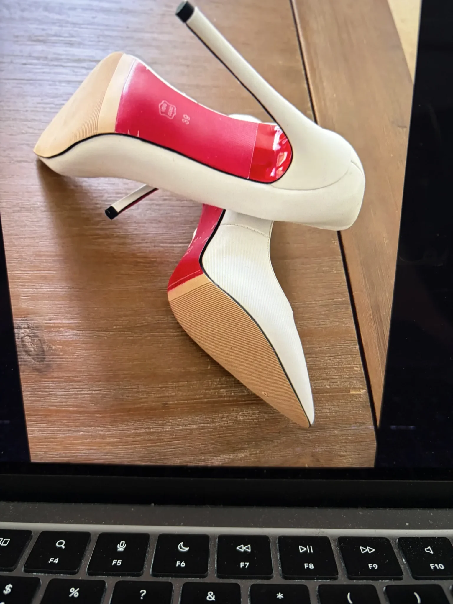 Image for Escarpins de Luxe Blancs Style Semelle Rouge / NEUF Pointure 7.5 (38)