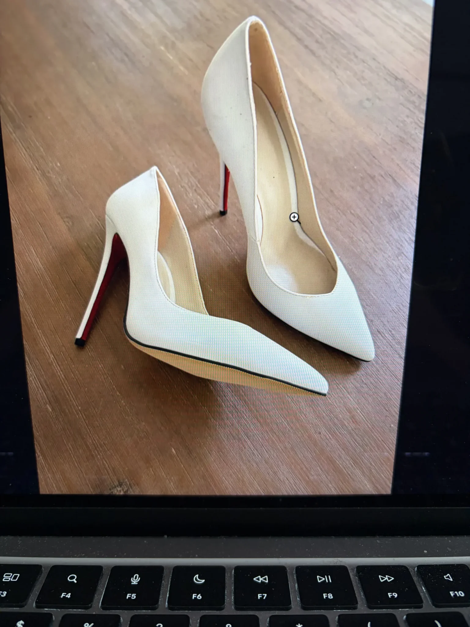 Image for Escarpins de Luxe Blancs Style Semelle Rouge / NEUF Pointure 7.5 (38)