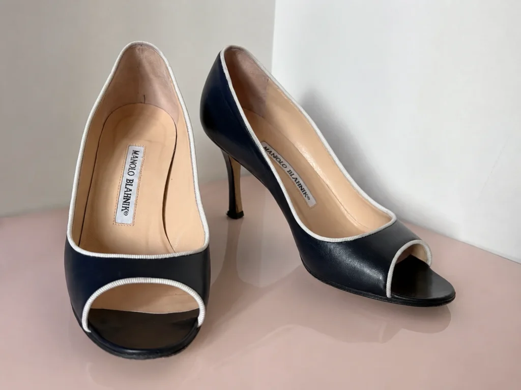 Featured image for Manolo Blahnik – escarpins peep-toe bleu marine – Taille 35