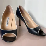 Featured thumbnail for Manolo Blahnik – escarpins peep-toe bleu marine – Taille 35