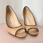 Featured thumbnail for Manolo Blahnik – escarpins peep-toe beige/nude – Taille 35