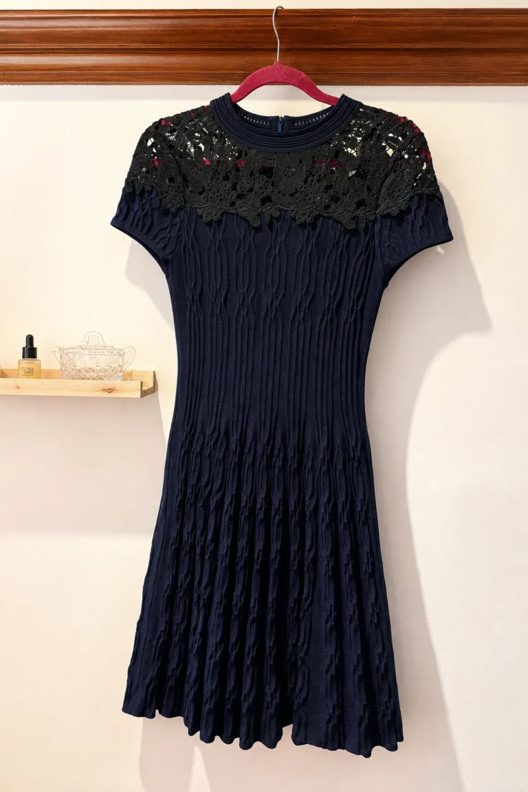 Featured image for The Kooples – robe bleu marine et dentelle noire