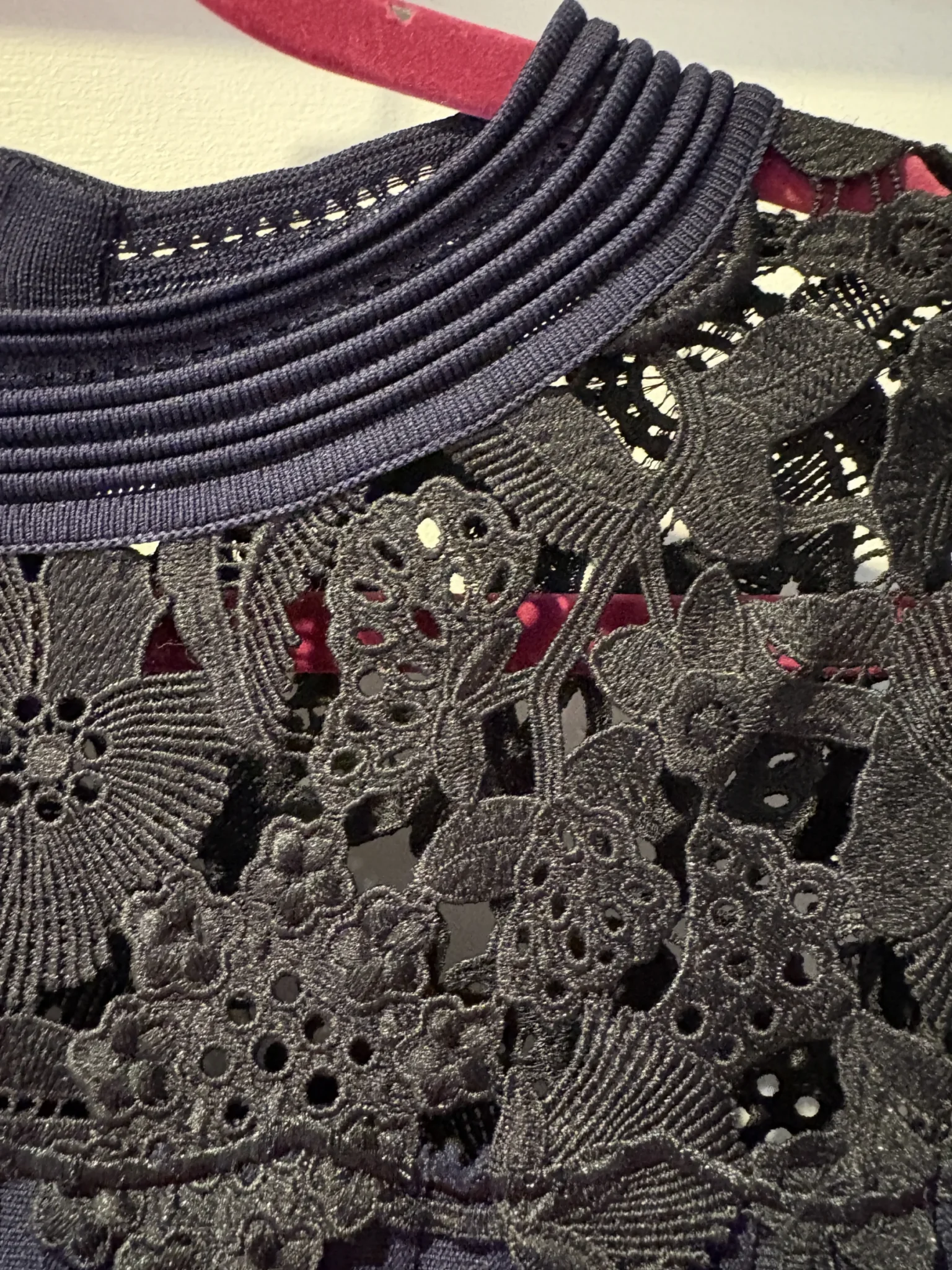 Image for The Kooples – robe bleu marine et dentelle noire
