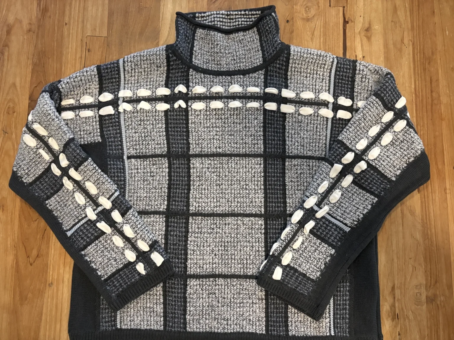 Featured image for Club Monaco – chandail en maille à carreaux