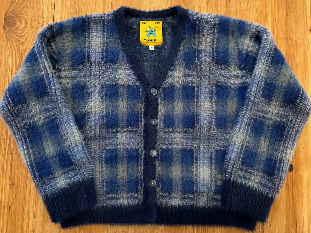 Featured image for UNIF – Cardigan duveteux à carreaux bleu marine et gris – Taille XS