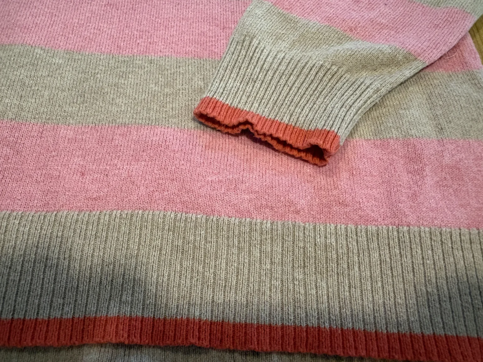 Image for Zaket et Plover – Chandail rayé rose et beige en coton-cachemire – Taille L