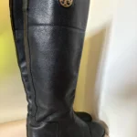 Thumbnail for Tory Burch – Bottes hautes cavalières noires – Taille 6½ M US