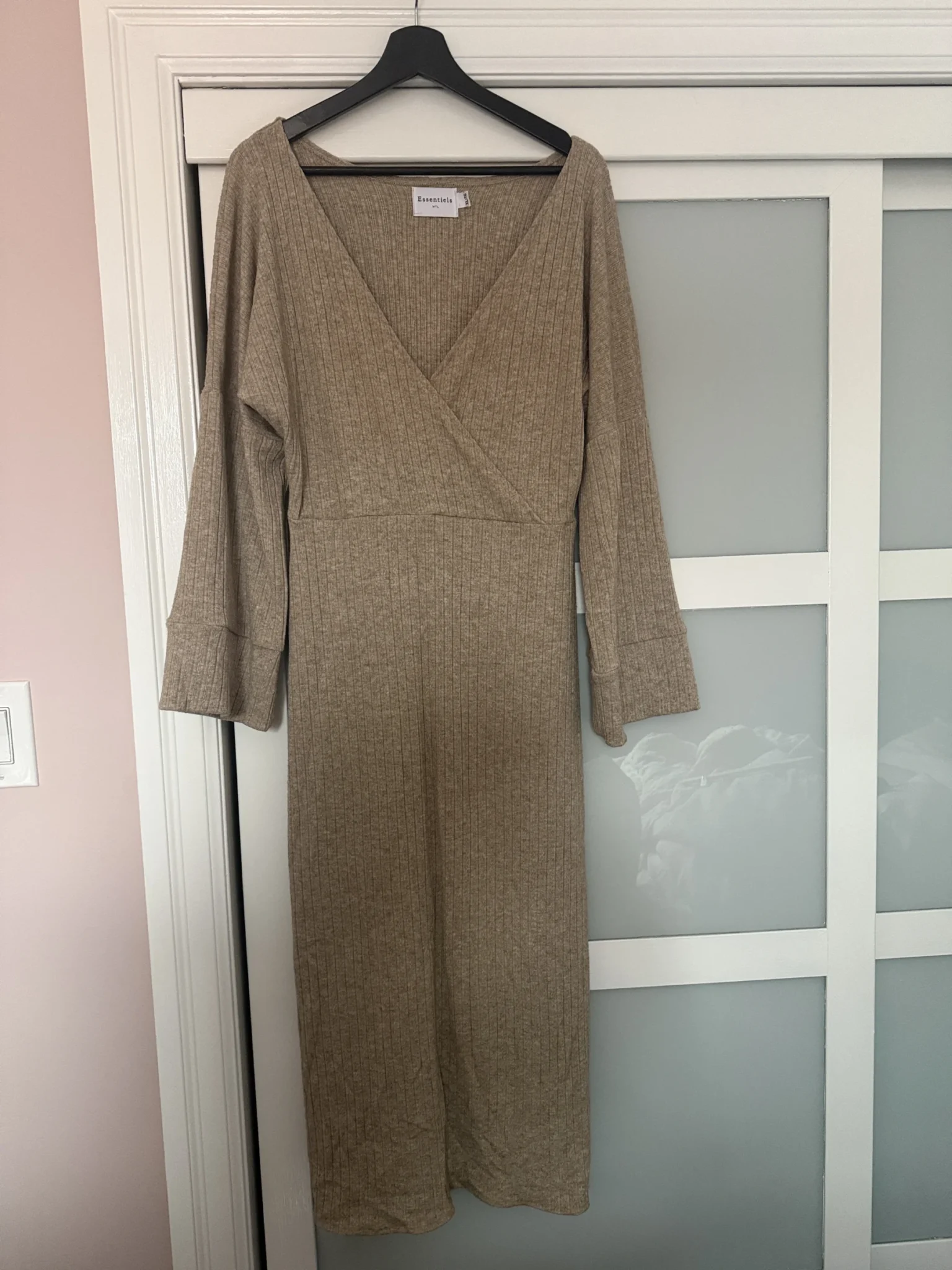 Featured image for Essentials - Knitted dress