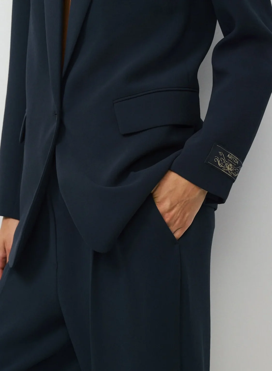 Image for Aritzia | Suit : Blazer + Pants Effortless (NEUF) 💙