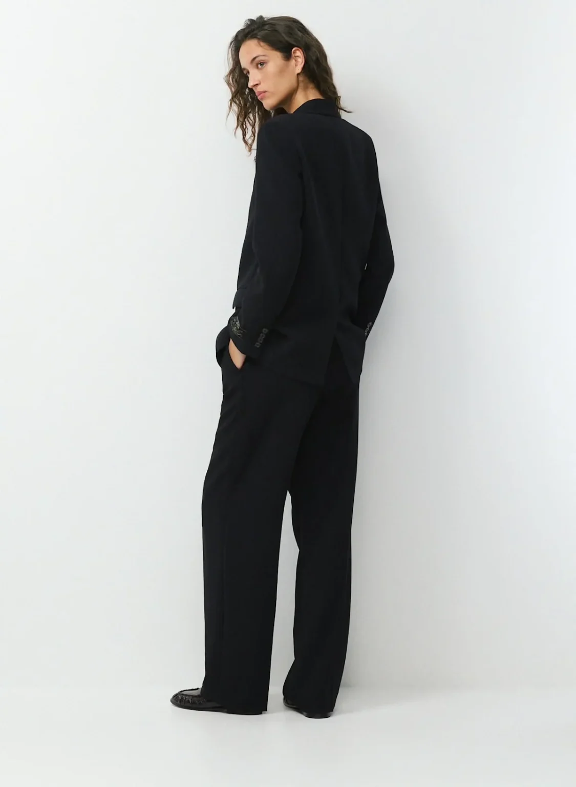Image for Aritzia | Suit : Blazer + Pants Effortless (NEUF) 🖤