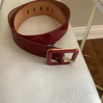 Featured thumbnail for Ceinture Brave rouge foncé avec design incrusté