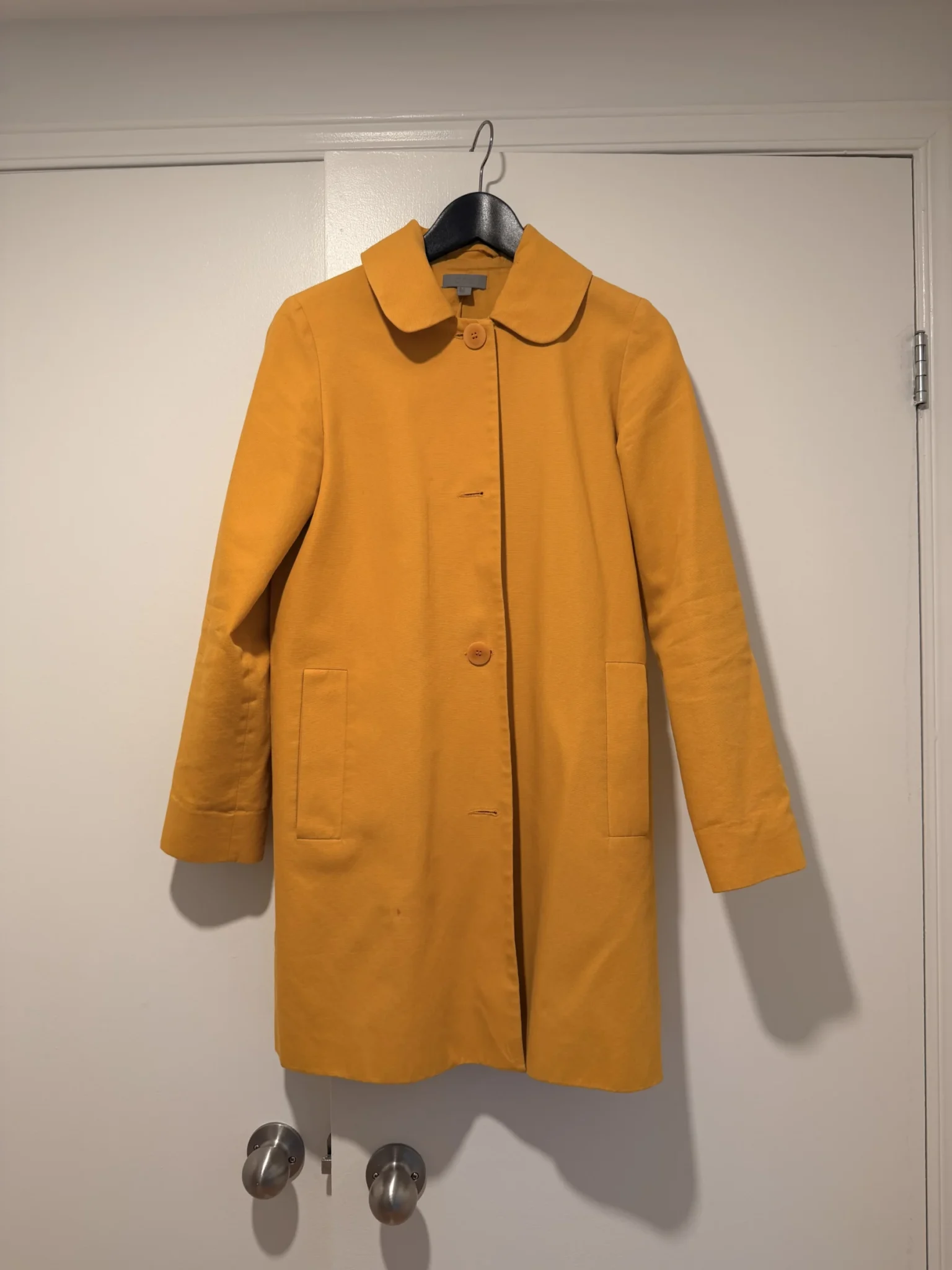 Featured image for Manteau col claudine COS jaune en coton