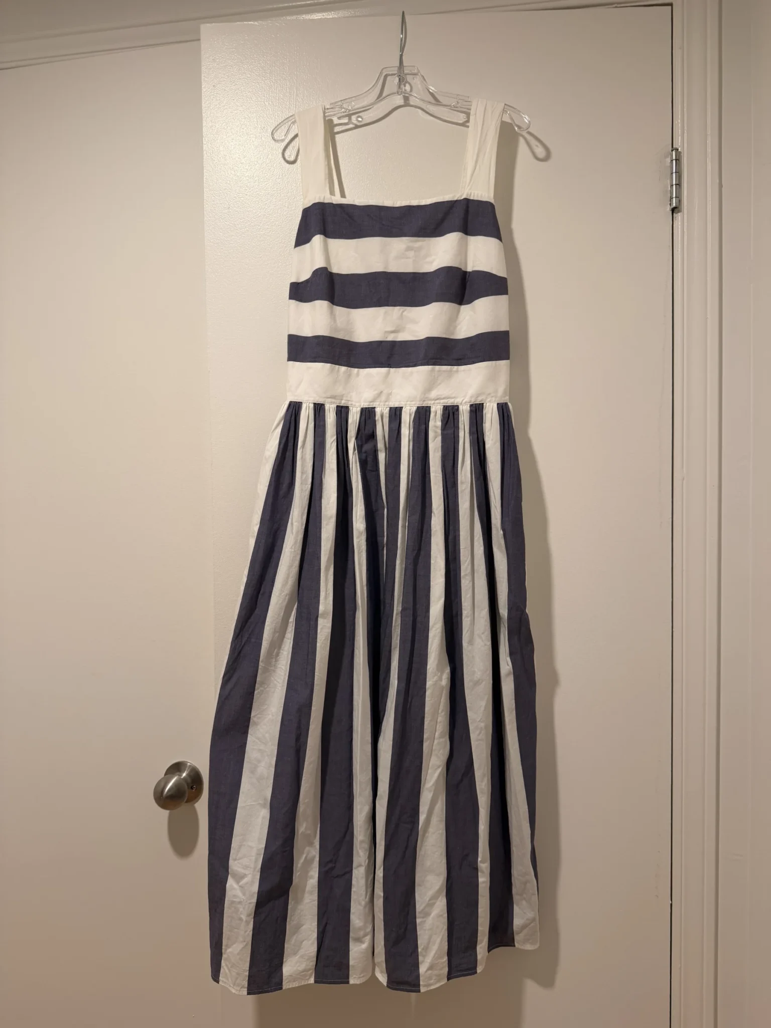 Featured image for Robe rayée bleu et blanc décolletée dans le dos COS