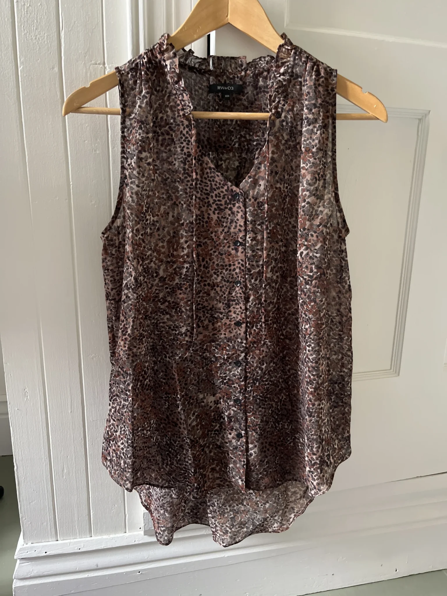 Featured image for Sleeveless blouse