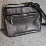 Thumbnail for Sac à bandoulière en cuir grainé noir de Derek Alexander